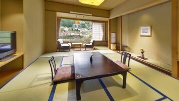 Down duvets, in-room safe, free WiFi, bed sheets