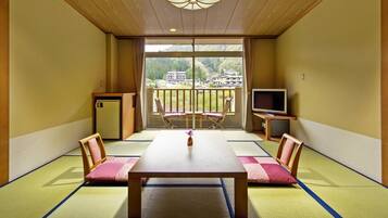 Standard Japanese-Style Room | Down comforters, in-room safe, free WiFi, bed sheets