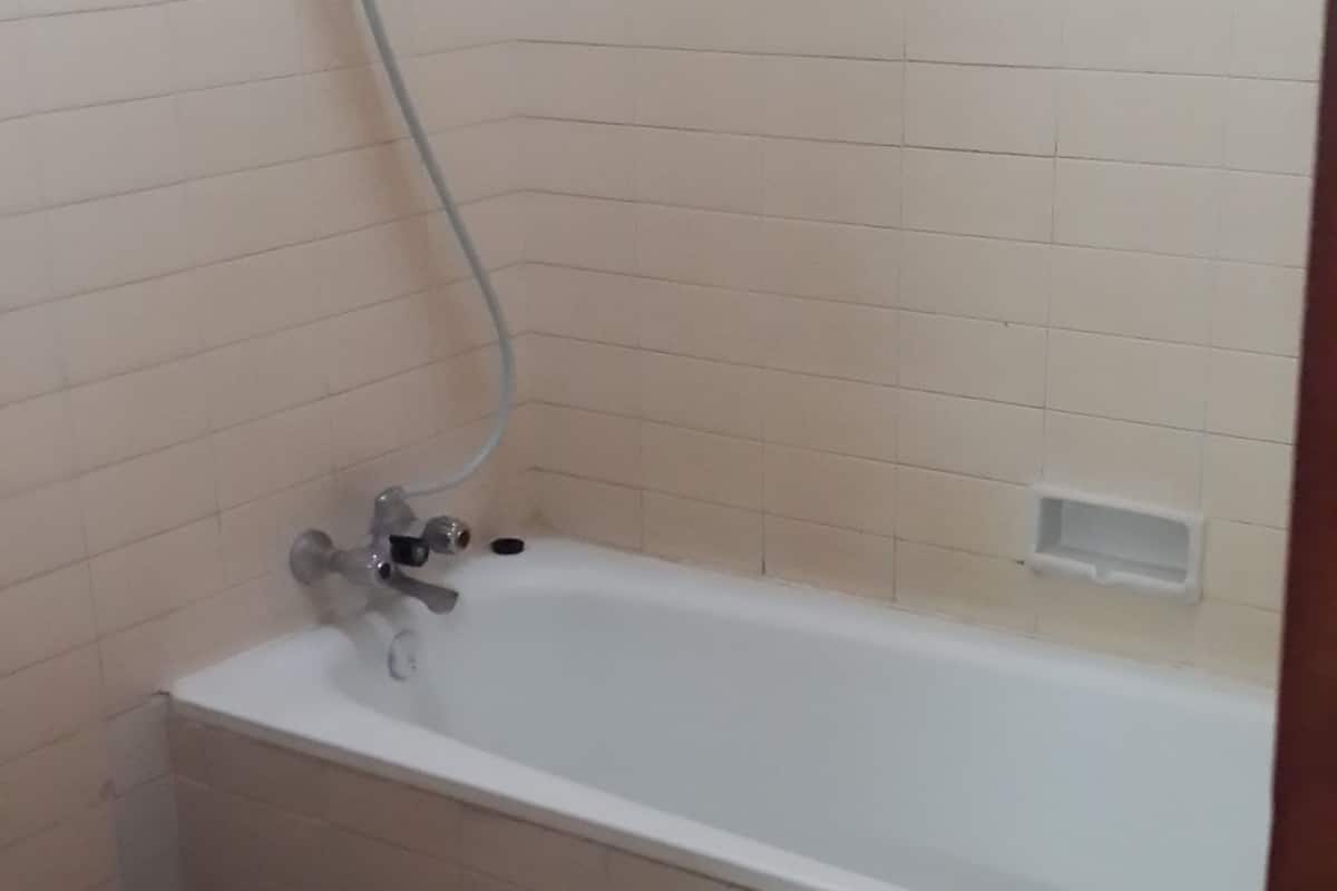 Casa de campo estándar, 1 cama matrimonial o 2 camas individuales | Baño | Tina con regadera, amenidades de baño gratuitas, pantuflas, toallas
