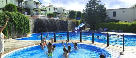 Una piscina al aire libre