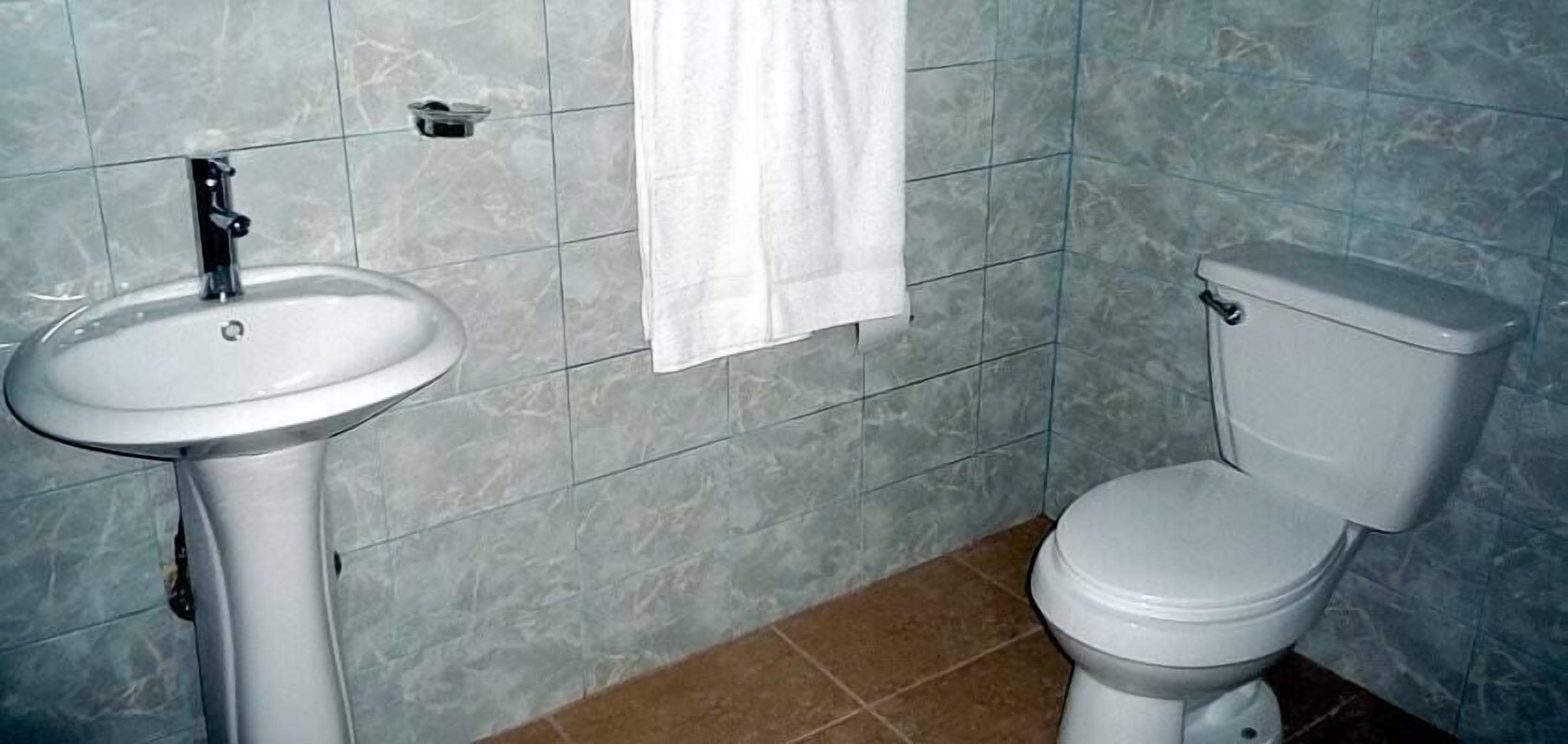 shower, free toiletries, towels