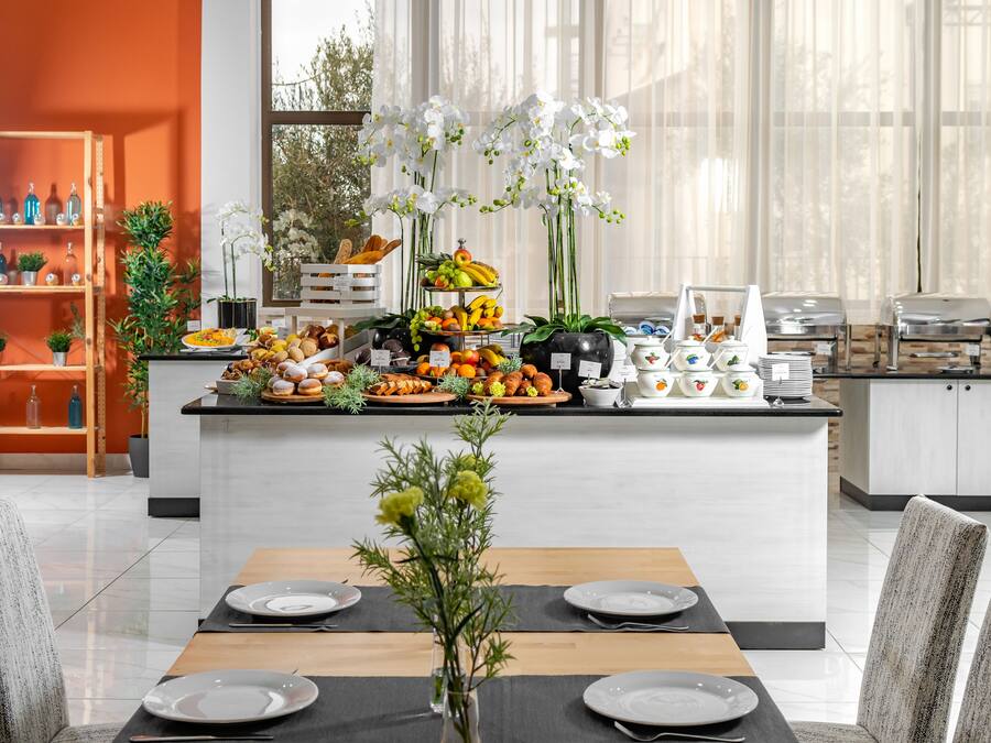 Free daily buffet breakfast