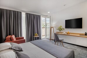 Double Deluxe Room | Frigobar, cofres nos quartos, escrivaninha