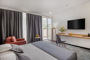 Double Deluxe Room | Minibar, in-room safe, desk, laptop workspace