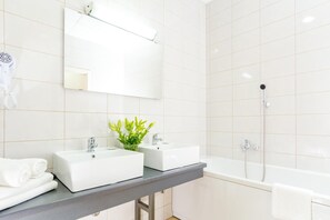 Badkar, gratis toalettartiklar, hårtork och handdukar