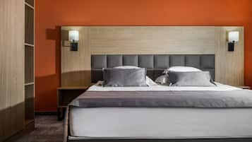 Double Deluxe Room | Minibar, pengeskab på værelset, skrivebord