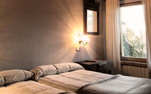 Desk, rollaway beds, free WiFi - Enclave Soria (Cidones)