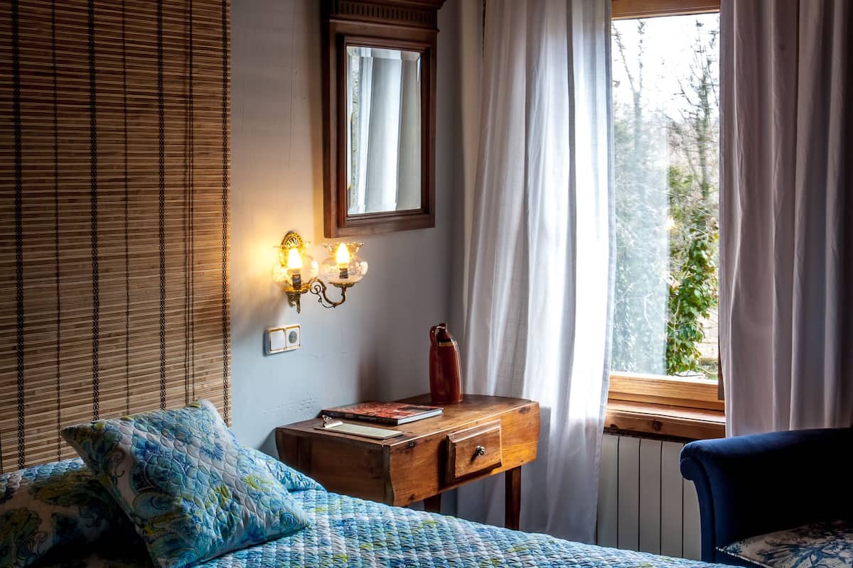 desk, rollaway beds, free wifi