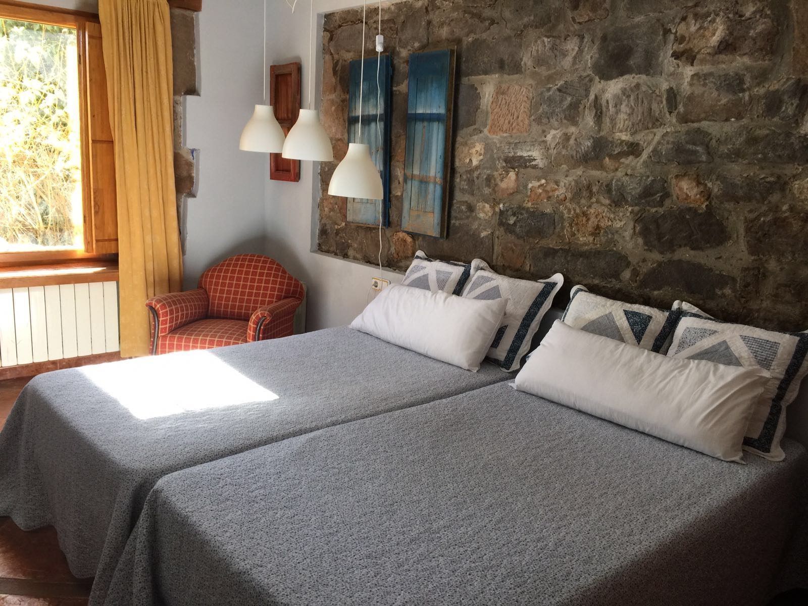 desk, rollaway beds, free wifi