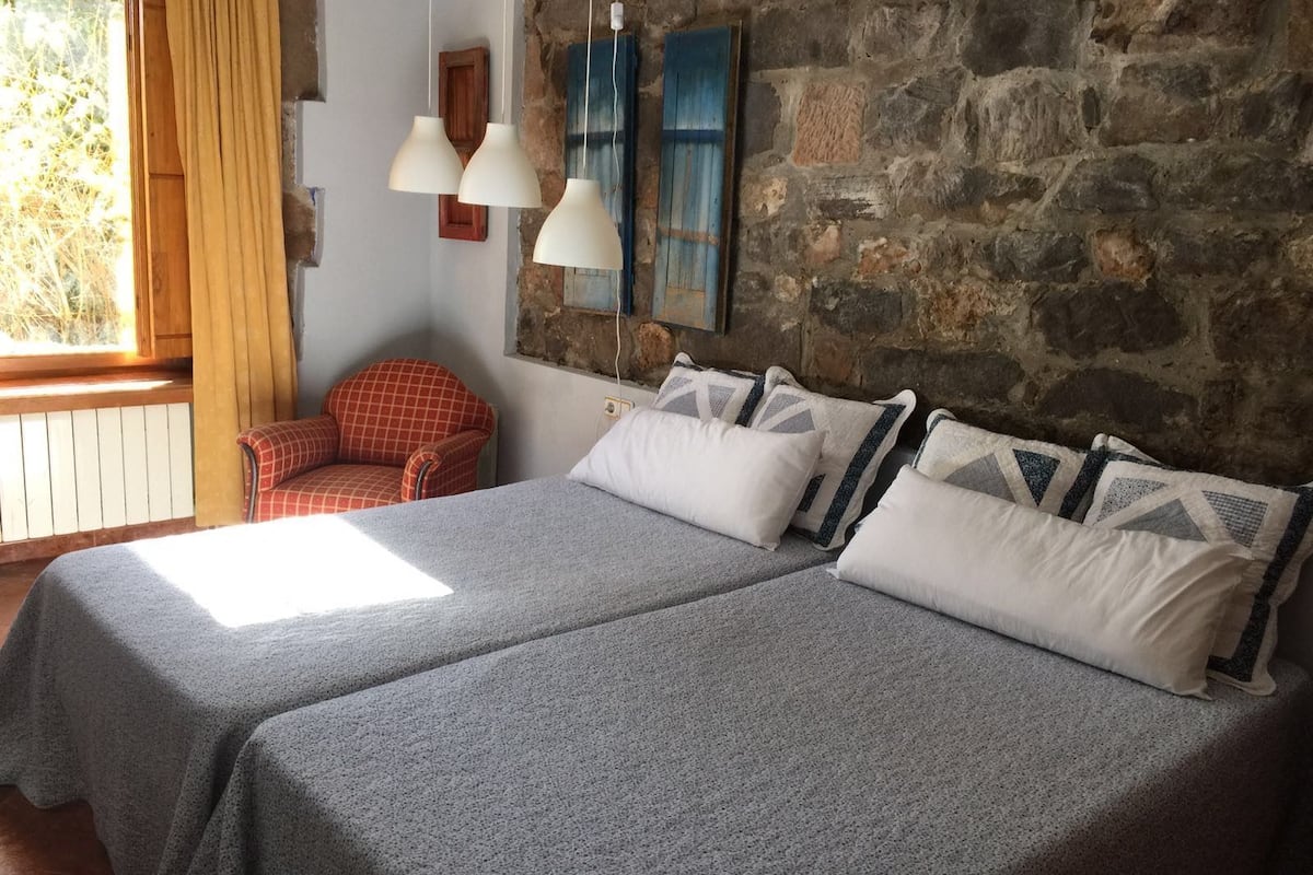 desk, rollaway beds, free wifi