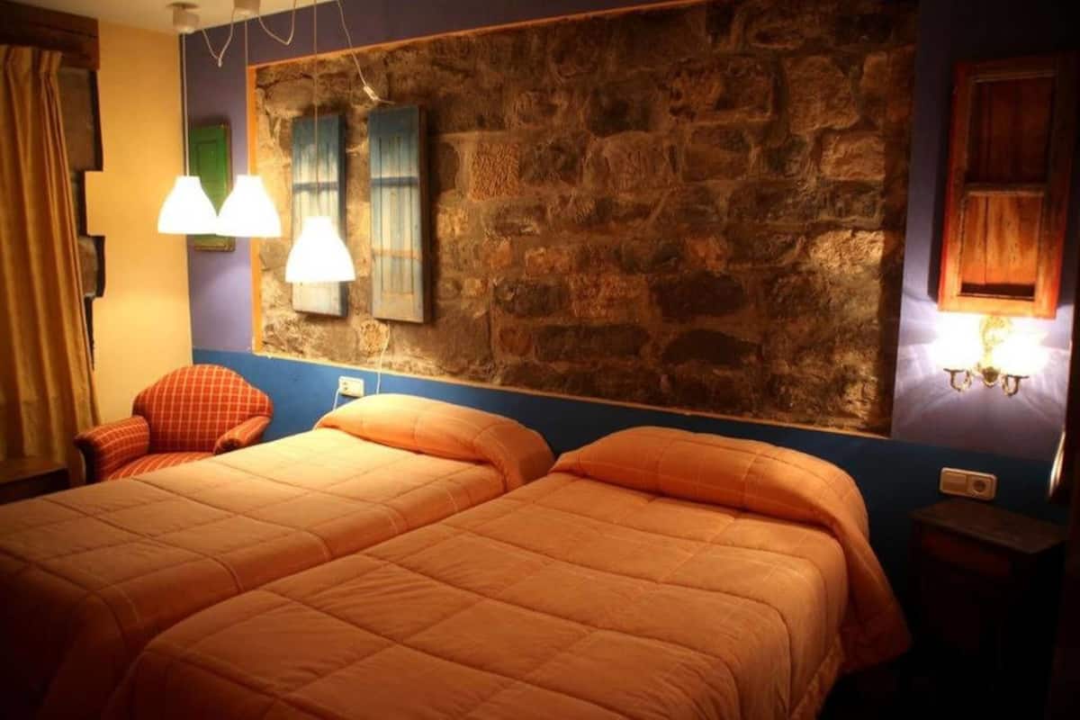 desk, rollaway beds, free wifi