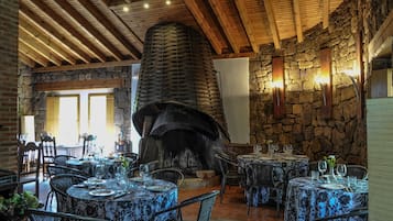 Se sirven desayunos, comidas, cenas y cocina europea moderna