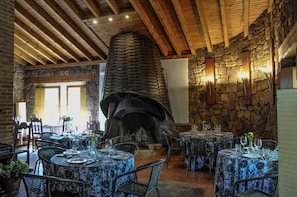 Breakfast, lunch, dinner served; Modern European cuisine  - Enclave Soria (Cidones)