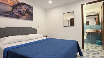 Habitación doble estándar | Minibar, escritorio, tabla de planchar con plancha y wifi gratis