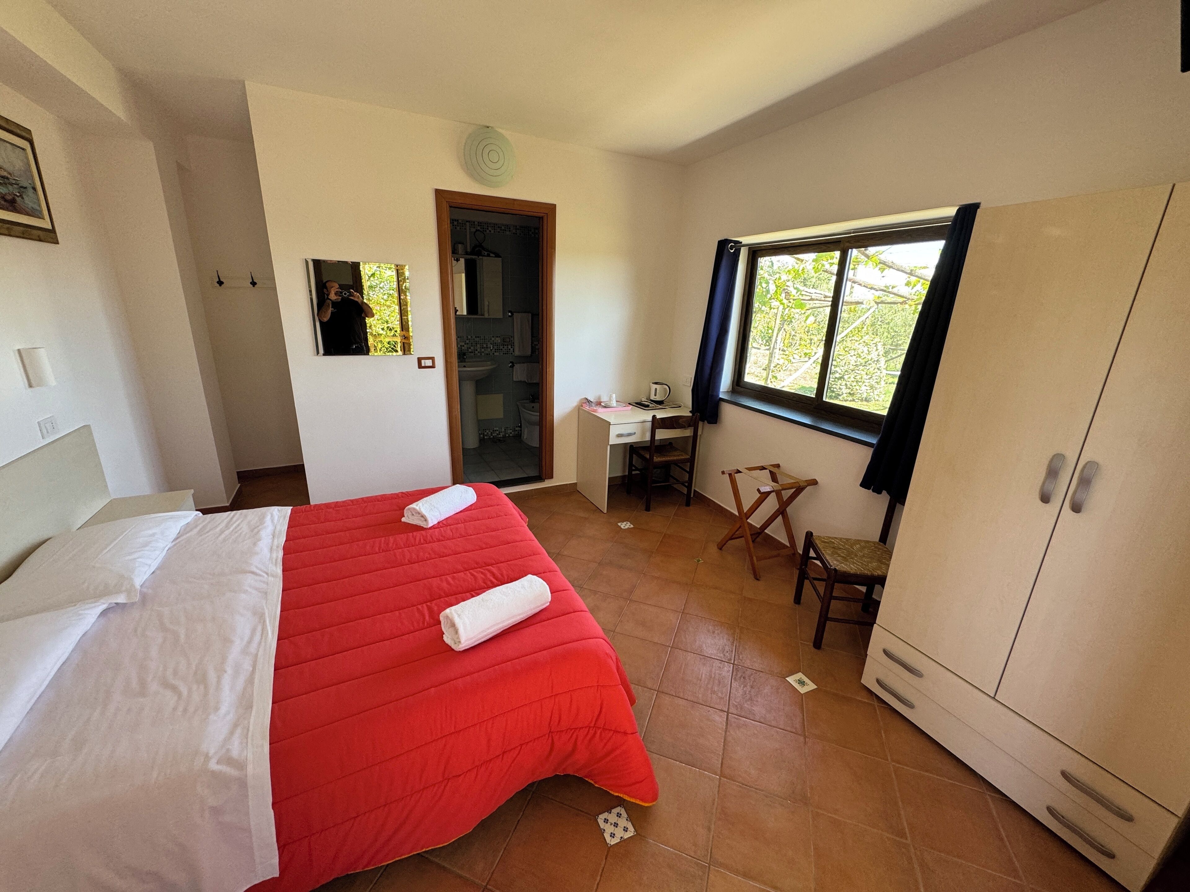 Minibar, escritorio, tabla de planchar con plancha y wifi gratis