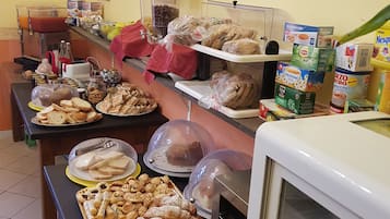 Sarapan bufet setiap hari (EUR 8 seorang)