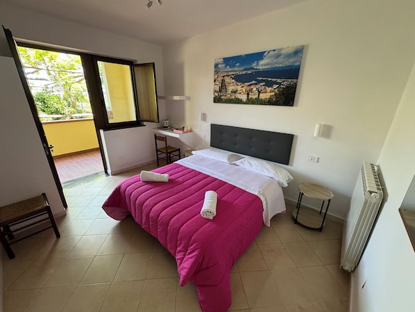 Quarto casal standard | Frigobar, escrivaninha, ferros/tábuas de passar roupa, Wi-Fi de cortesia