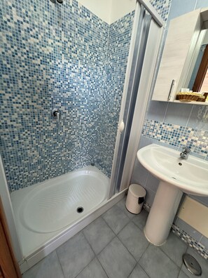 Habitación Deluxe doble, 1 cama de matrimonio, baño privado, en la zona del jardín | Baño | Ducha y cabezal de ducha tipo lluvia