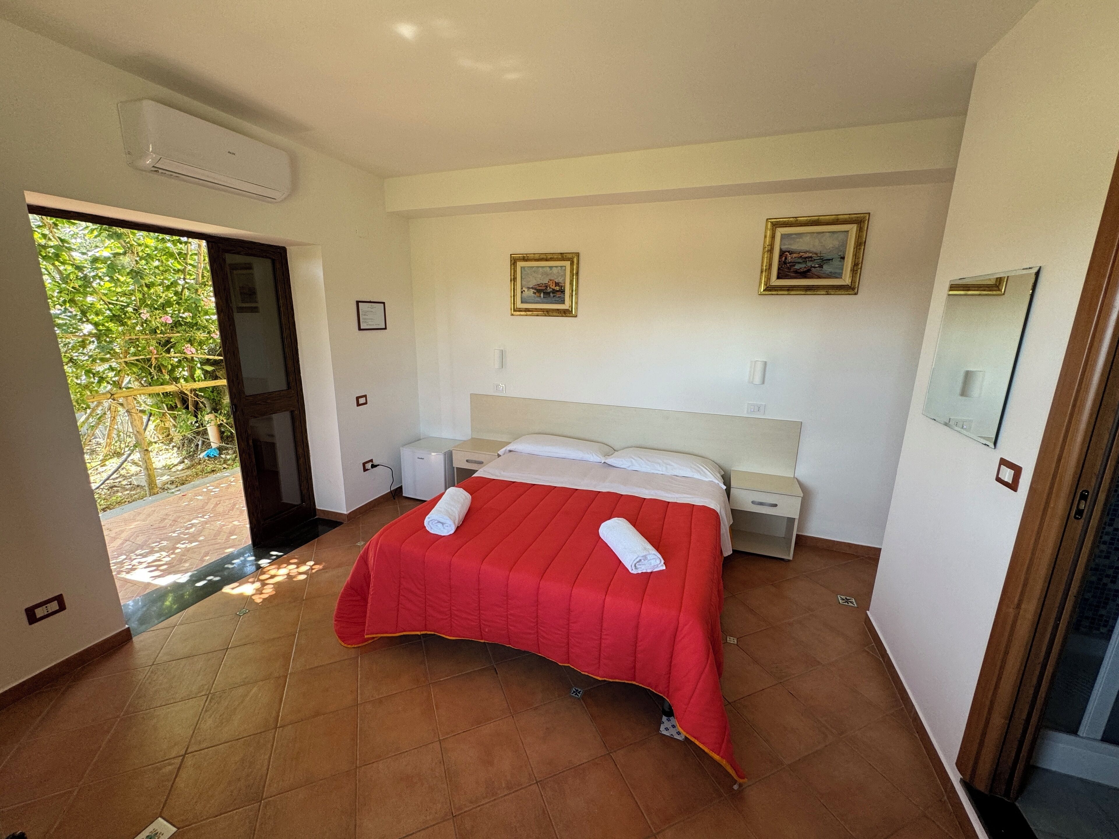 Deluxe dubbelrum - 1 queensize-säng - eget badrum - trädgård | Minibar, skrivbord, strykjärn/strykbräda och gratis wi-fi