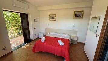 Deluxe-Doppelzimmer, 1 Queen-Bett, mit Bad, zum Garten hin | Minibar, Schreibtisch, Bügeleisen/Bügelbrett, kostenloses WLAN