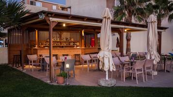 Bar junto a la piscina