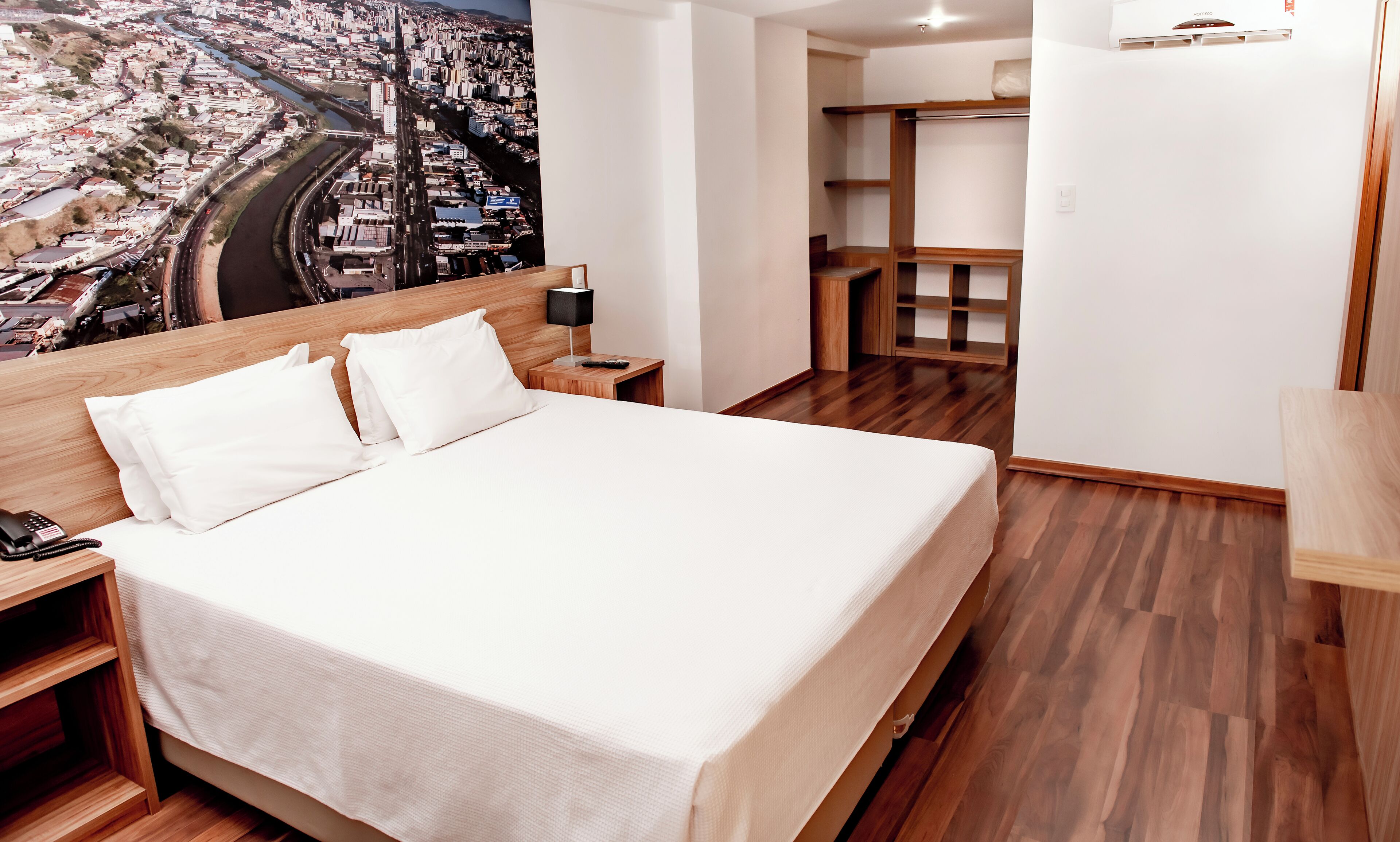 Minibar, caja de seguridad en la habitación y escritorio 