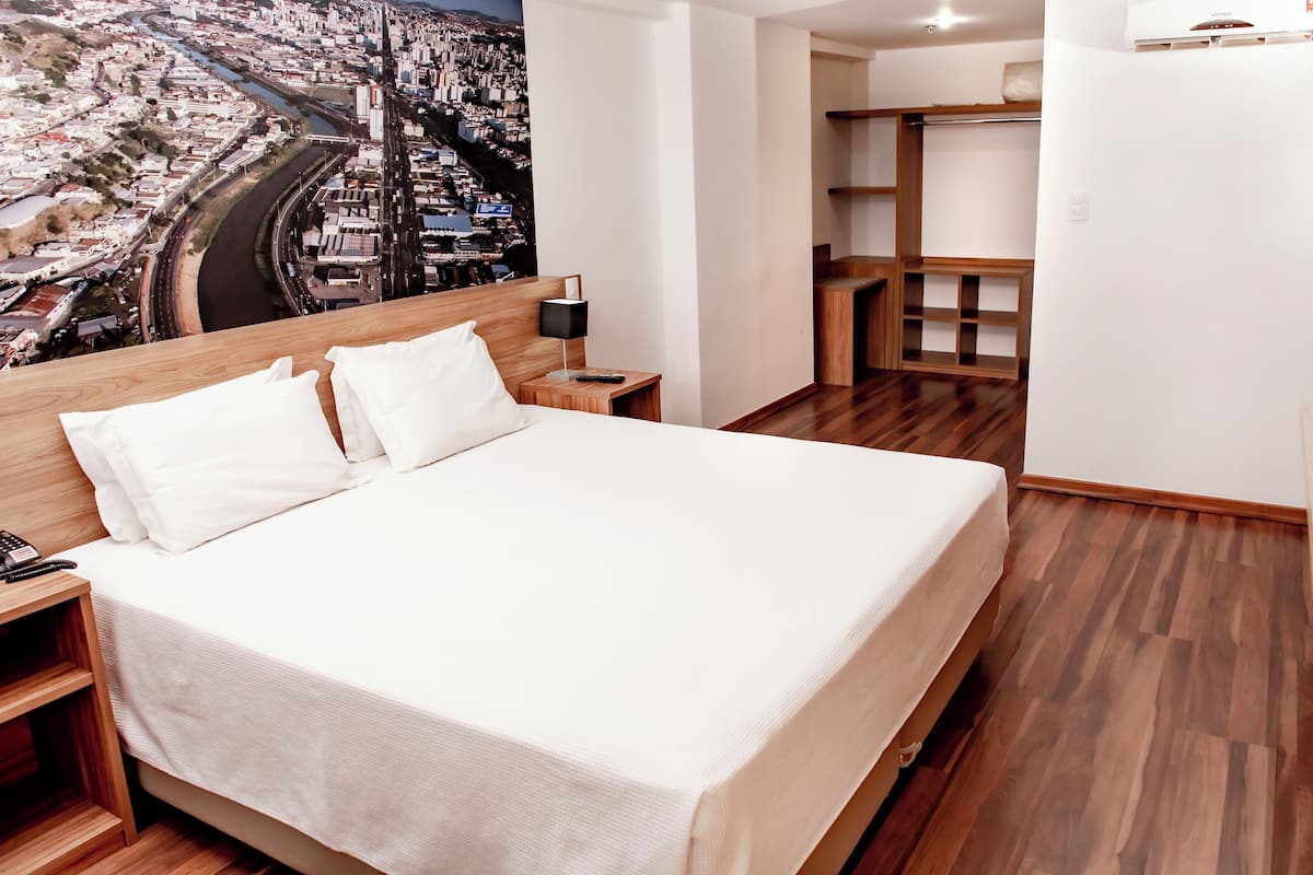 Minibar, caja de seguridad en la habitación y escritorio