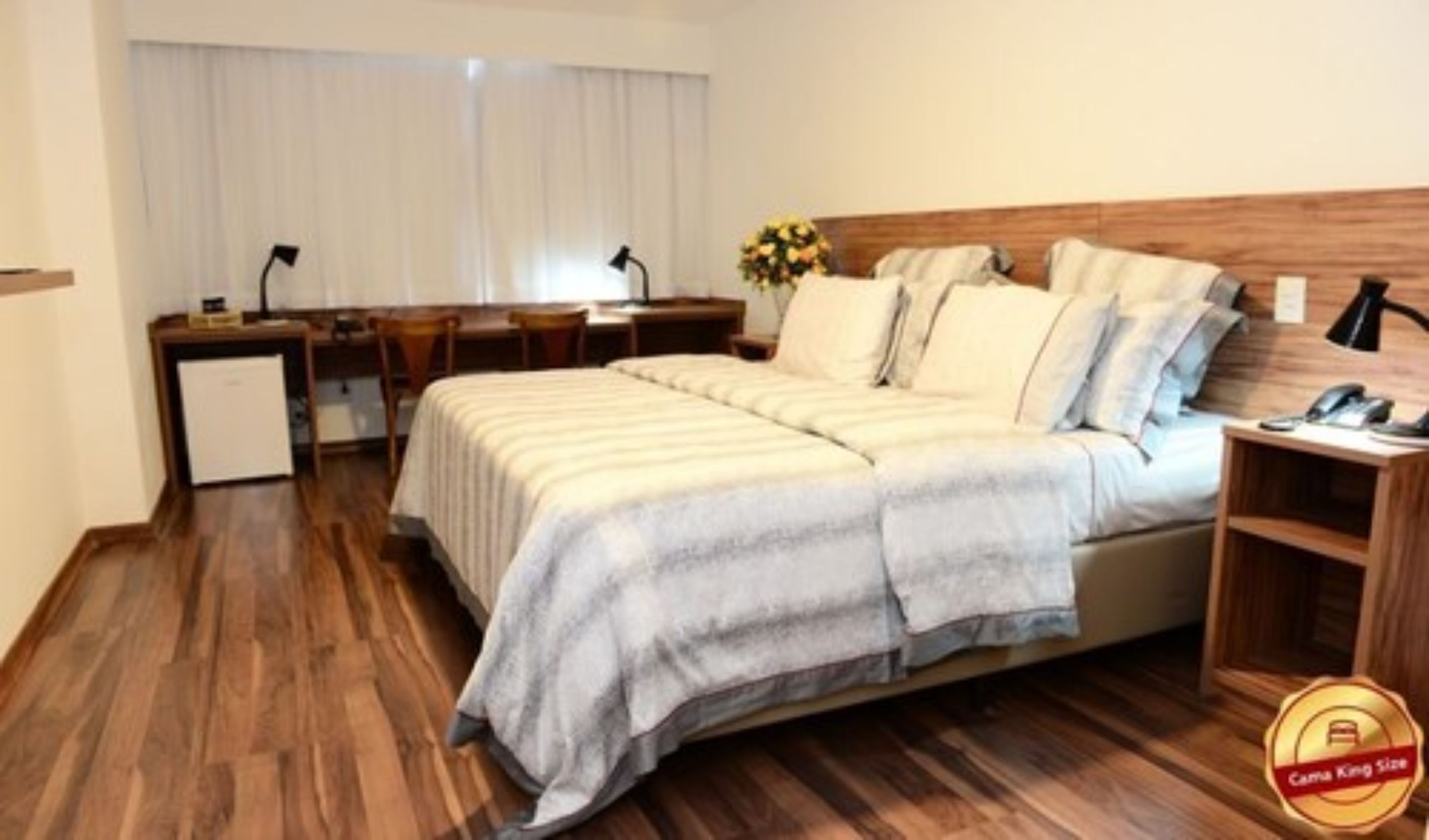 ميني بار وخزنة داخل الغرفة ومكتب وستائر تعتيم