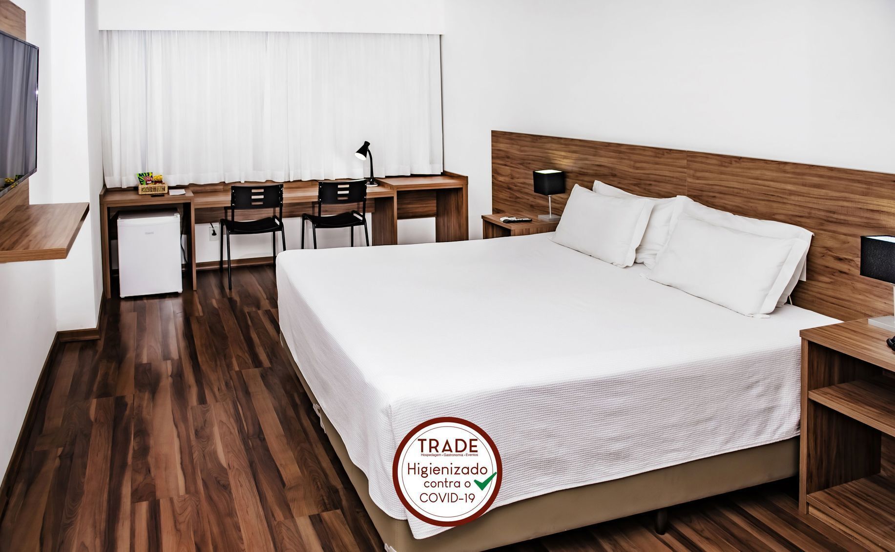 ميني بار وخزنة داخل الغرفة ومكتب وستائر تعتيم