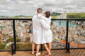 Una piscina al aire libre, tumbonas