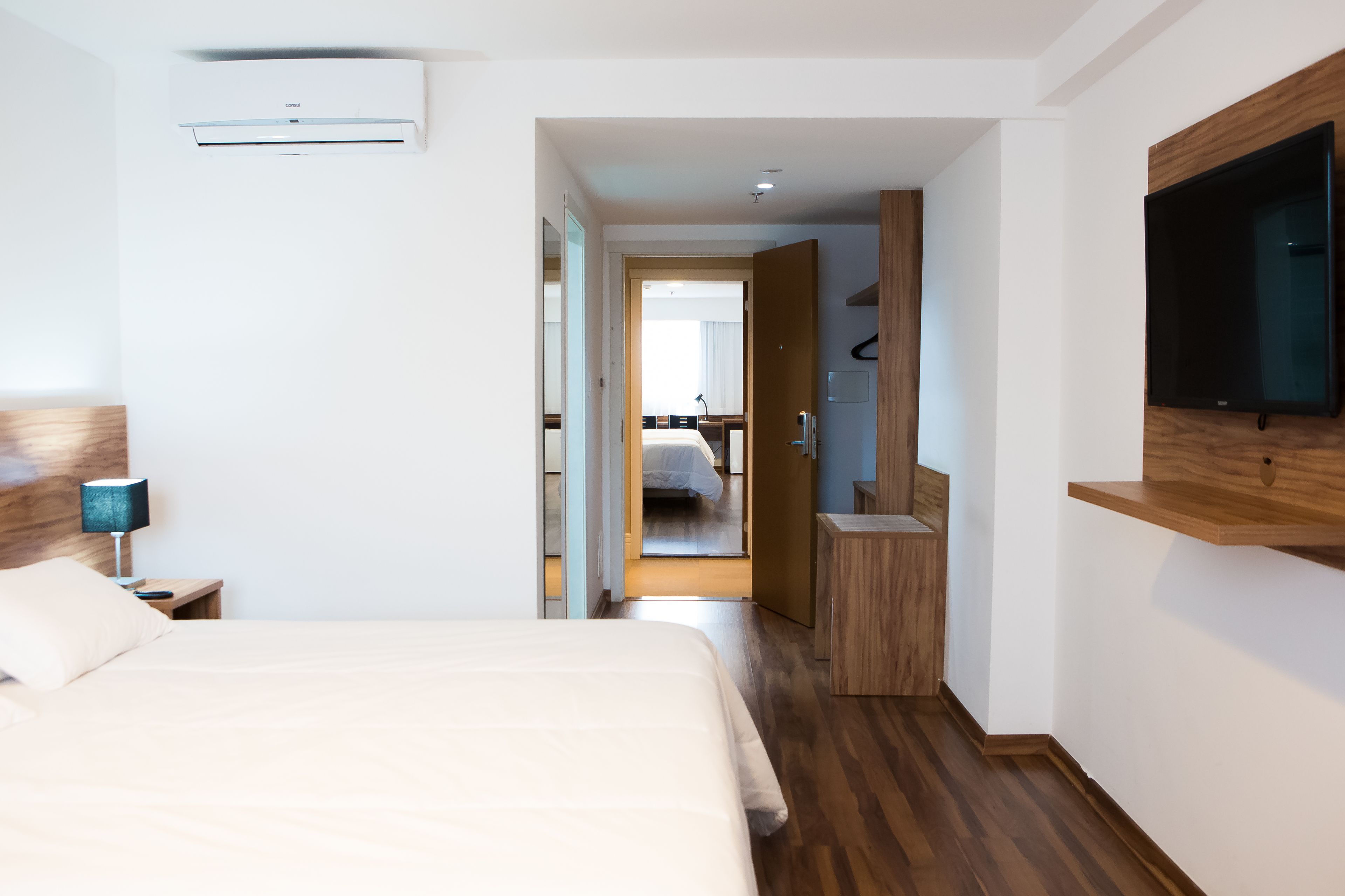 Comfort Room, 1 King Bed | Minibar, in-room safe, desk, blackout curtains