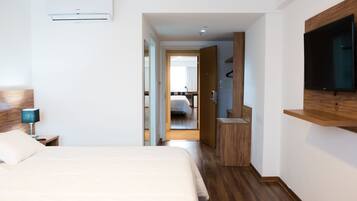 Comfort Room, 1 King Bed | Minibar, in-room safe, desk, blackout curtains