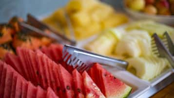 Uma travessa de frutas com melancia, melão e outras frutas.