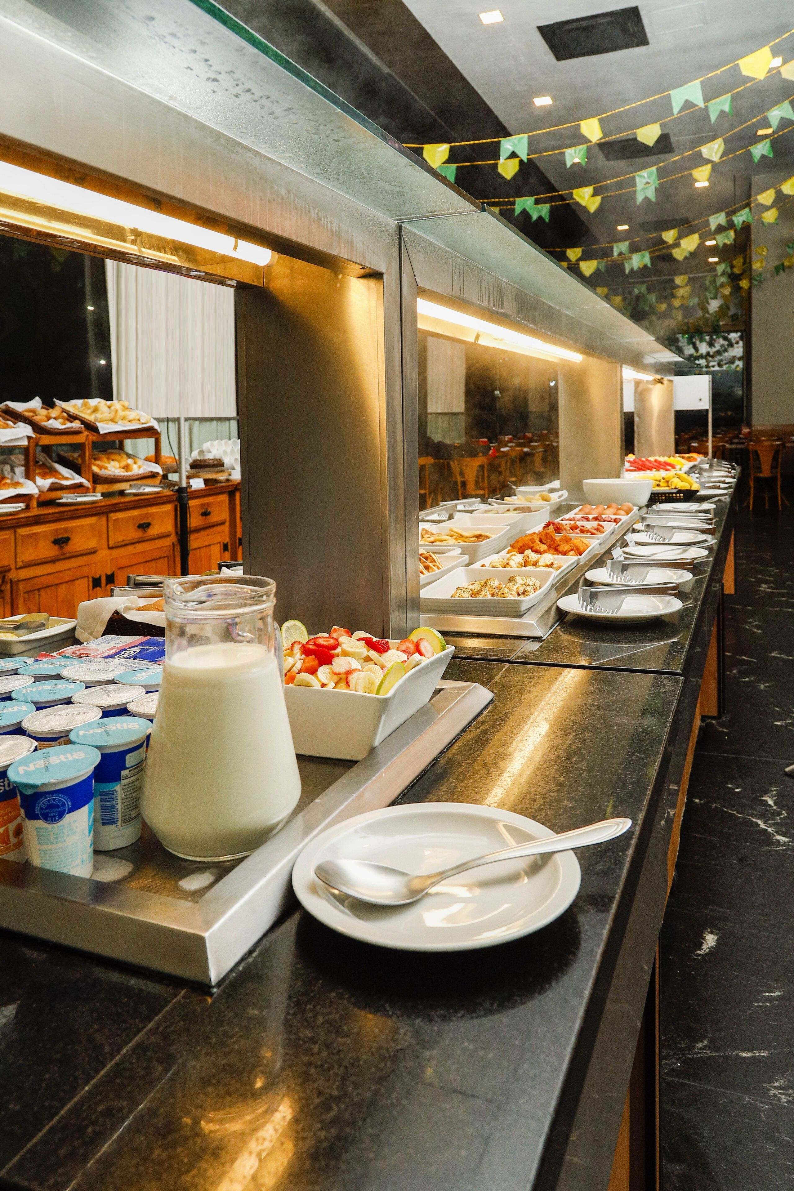 Una barra de buffet con diversas opciones de comida y bebidas.