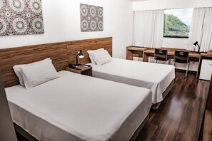 Quarto superior | Frigobar, cofres nos quartos, escrivaninha, cortinas blackout