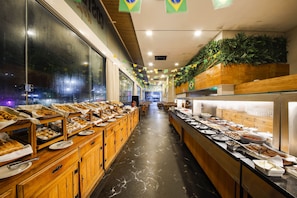 A buffet area with various food options and a long counter. - Trade Hotel (Juiz de Fora)