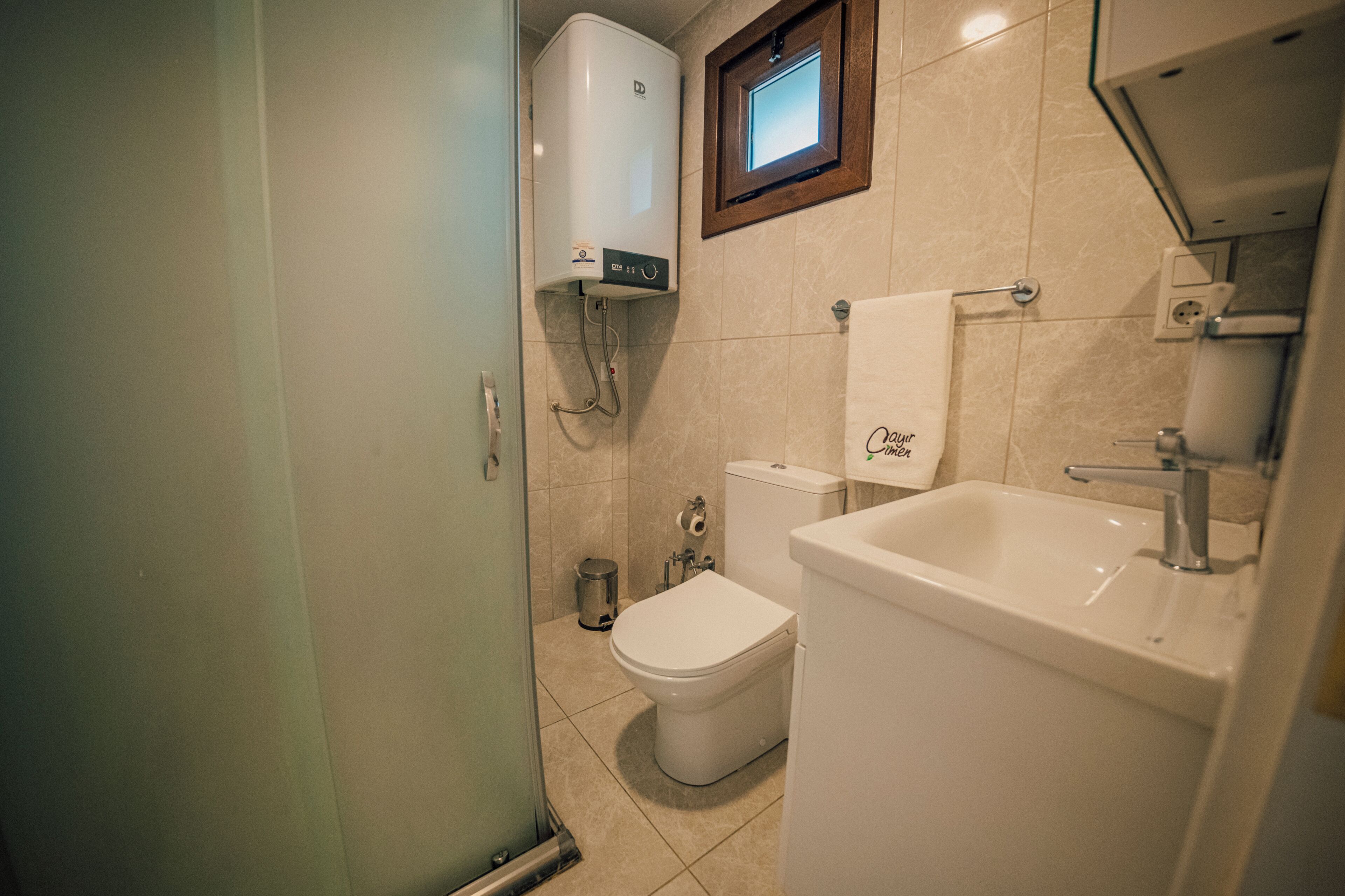 Un bagno con un WC, un bidet e un lavandino.