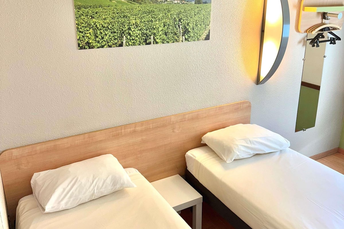 twin room, 2 single beds | desk, laptop workspace, blackout curtains, soundproofing