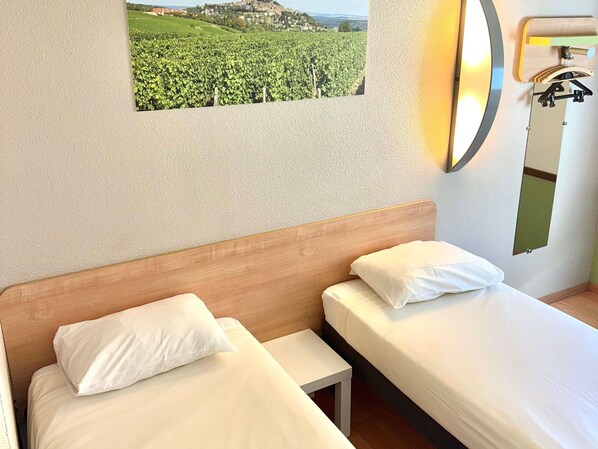 Quarto duplo, 2 camas de solteiro | Escrivaninha, espaço de trabalho para notebook, cortinas blackout