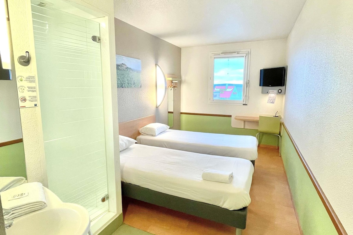 Zweibettzimmer, 2 Einzelbetten | Schreibtisch, laptopgeeigneter Arbeitsplatz, VerdunkelungsvorhÀnge