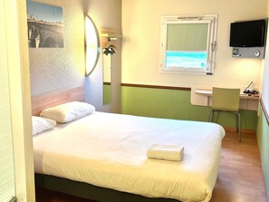 Desk, laptop workspace, blackout drapes, soundproofing - ibis budget Cosne-sur-Loire (Cosne-Cours-sur-Loire)