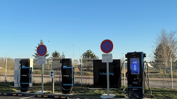 Electric vehicle charging station