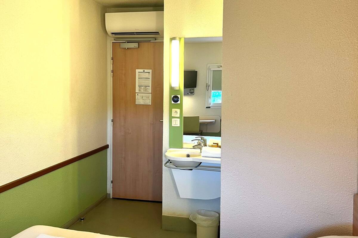 double room | desk, laptop workspace, blackout curtains, soundproofing