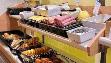 Desayuno buffet todos los días (EUR 9.90 por persona)