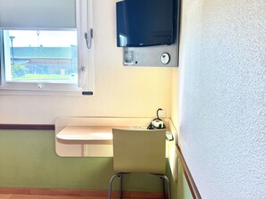 Escritorio, espacio para trabajar con laptop y cortinas blackout