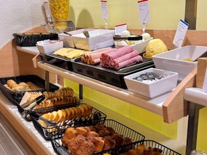 Café da manhã com buffet diário (EUR 9.90 por pessoa)