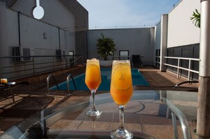 Piscina externa, espreguiçadeiras