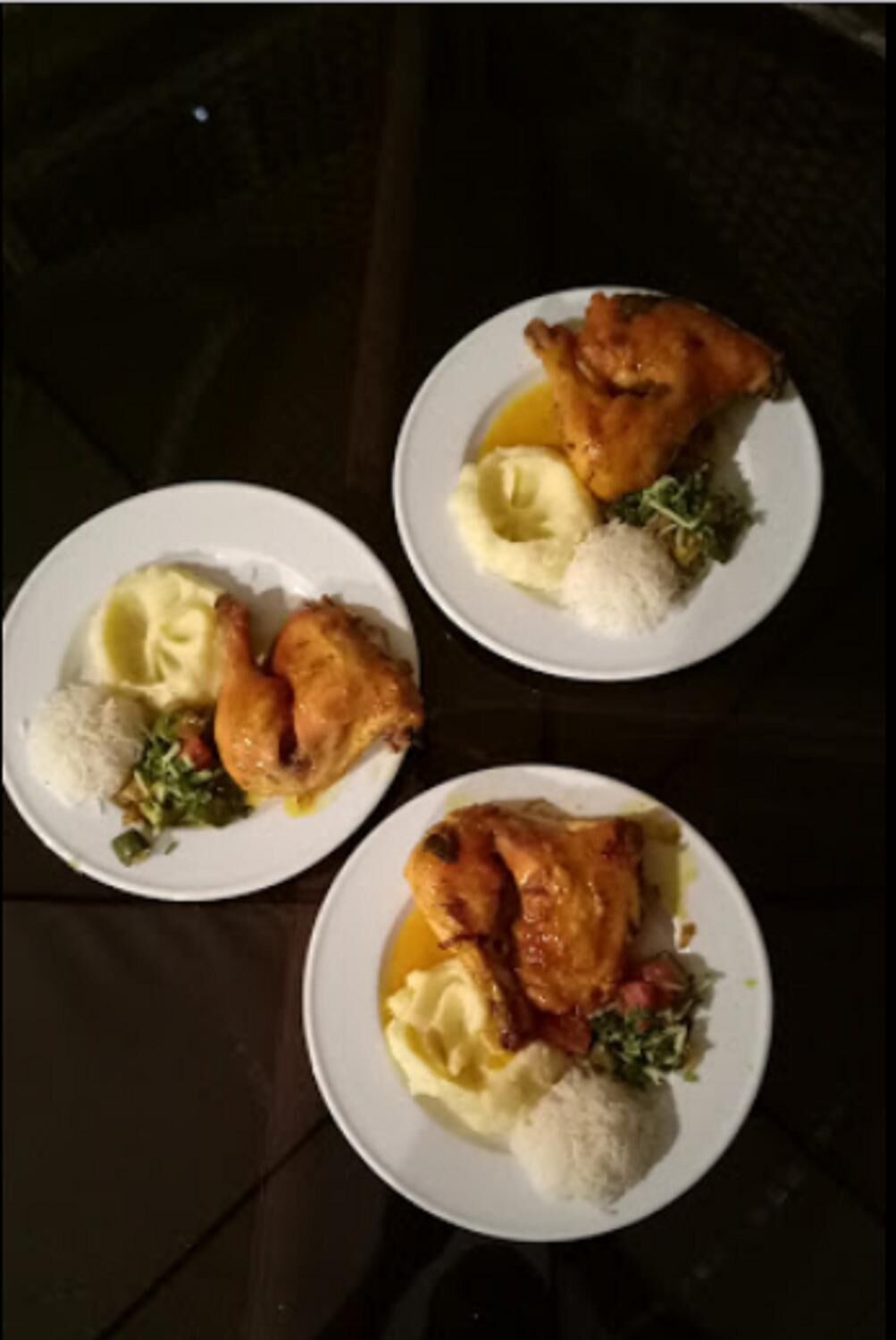 Tre piatti di cibo con purè di patate, verdure e riso.