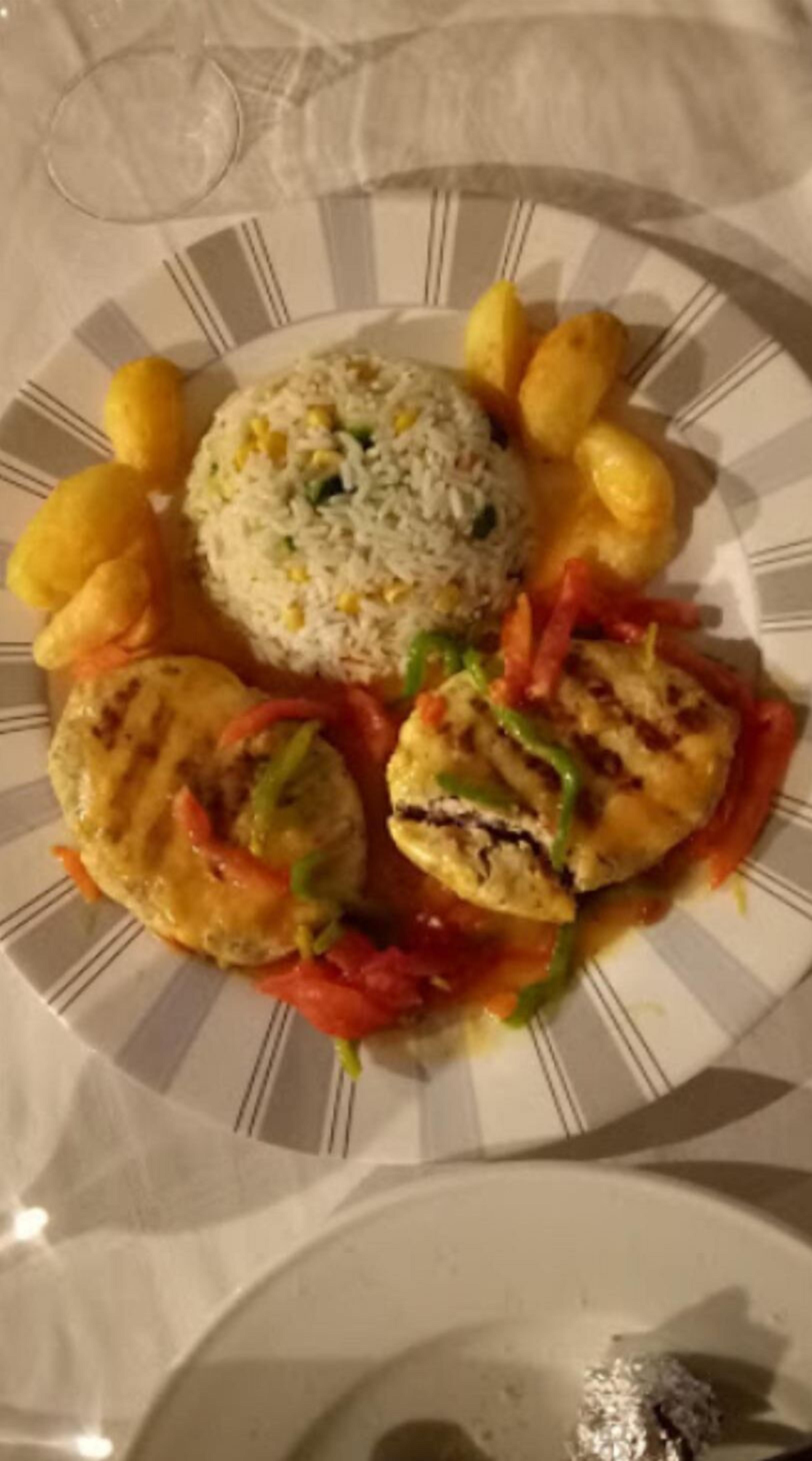 Un plato con arroz, verduras a la parrilla y comida frita.