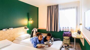 Chambre Classique, 2 lits une place | Literie hypoallergénique, bureau, rideaux occultants